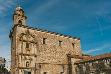 Melide, İspanya. 7 Kasım 2024 San pedro de melide Kilisesi mavi gökyüzü.