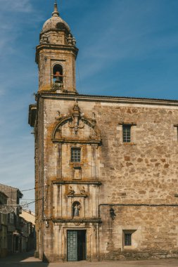 Melide, İspanya. 7 Kasım 2024 San pedro de melide Kilisesi mavi gökyüzü.