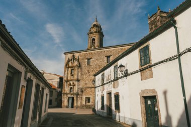 Melide, İspanya. 7 Kasım 2024 San pedro de melide Kilisesi mavi gökyüzü.