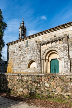 Melide, İspanya. 7 Kasım 2024: Santa Maria de Melide Kilisesi ve mavi gökyüzü.