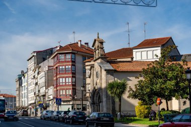 Melide, İspanya. 7 Kasım 2024: Lugo Bulvarı 'nda mavi gökyüzü olan şehir manzarası.