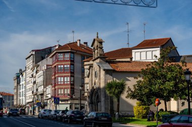 Melide, İspanya. 7 Kasım 2024: Lugo Bulvarı 'nda mavi gökyüzü olan şehir manzarası.