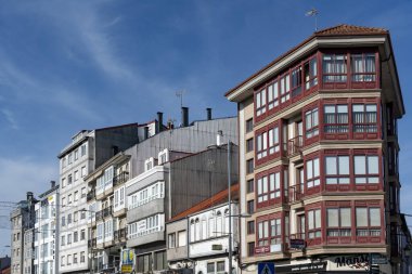 Melide, İspanya. 7 Kasım 2024: Lugo Bulvarı 'nda mavi gökyüzü olan şehir manzarası.