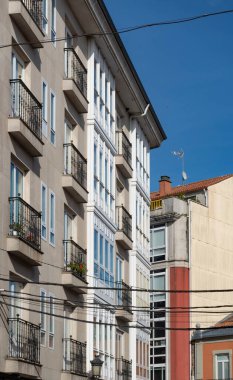 Melide, İspanya. 7 Kasım 2024: Lugo Bulvarı 'nda mavi gökyüzü olan şehir manzarası.