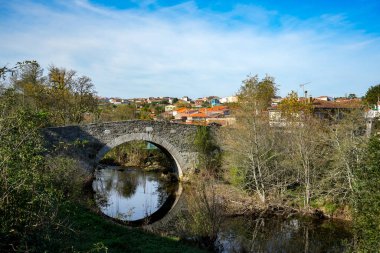 Melide, İspanya. 7 Kasım 2024: Mavi gökyüzü ile San Xoan de Furelos köprüsünün güzel doğal manzarası.