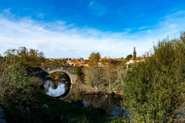 Melide, İspanya. 7 Kasım 2024: Mavi gökyüzü ile San Xoan de Furelos köprüsünün güzel doğal manzarası.