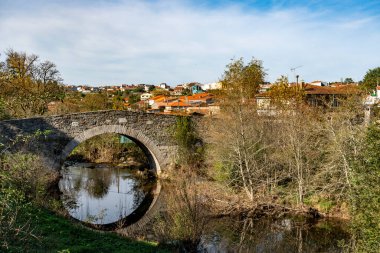 Melide, İspanya. 7 Kasım 2024: Mavi gökyüzü ile San Xoan de Furelos köprüsünün güzel doğal manzarası.