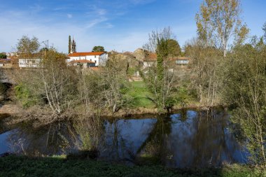 Melide, İspanya. 7 Kasım 2024: Mavi gökyüzü ile San Xoan de Furelos köprüsünün güzel doğal manzarası.
