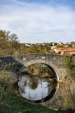 Melide, İspanya. 7 Kasım 2024: Mavi gökyüzü ile San Xoan de Furelos köprüsünün güzel doğal manzarası.