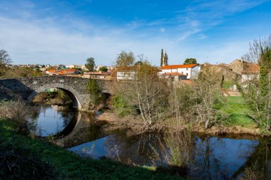 Melide, İspanya. 7 Kasım 2024: Mavi gökyüzü ile San Xoan de Furelos köprüsünün güzel doğal manzarası.