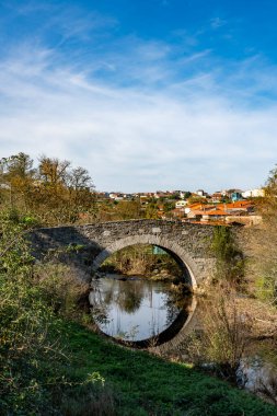 Melide, İspanya. 7 Kasım 2024: Mavi gökyüzü ile San Xoan de Furelos köprüsünün güzel doğal manzarası.