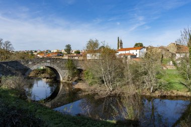 Melide, İspanya. 7 Kasım 2024: Mavi gökyüzü ile San Xoan de Furelos köprüsünün güzel doğal manzarası.