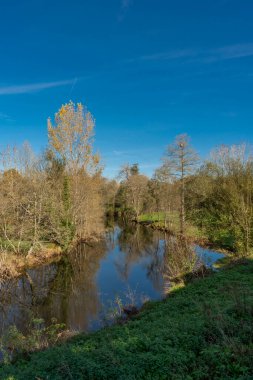 Melide, İspanya. 7 Kasım 2024: Mavi gökyüzü ile San Xoan de Furelos köprüsünün güzel doğal manzarası.