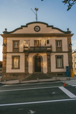  Palas de Rey, İspanya. 7 Kasım 2024: Mavi gökyüzü ile belediye binası ve belediye binası.