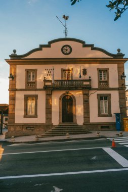  Palas de Rey, İspanya. 7 Kasım 2024: Mavi gökyüzü ile belediye binası ve belediye binası.