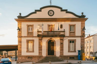  Palas de Rey, İspanya. 7 Kasım 2024: Mavi gökyüzü ile belediye binası ve belediye binası.