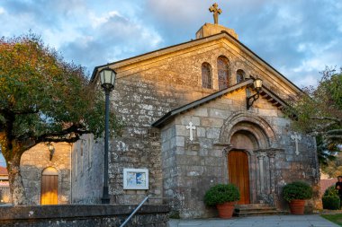 Palas de Rey, İspanya. 7 Kasım 2024: Mavi gökyüzü ile San Tirso Kilisesi.