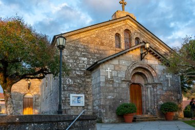 Palas de Rey, İspanya. 7 Kasım 2024: Mavi gökyüzü ile San Tirso Kilisesi.