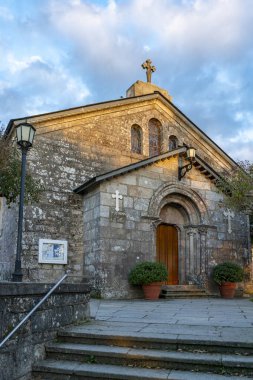Palas de Rey, İspanya. 7 Kasım 2024: Mavi gökyüzü ile San Tirso Kilisesi.