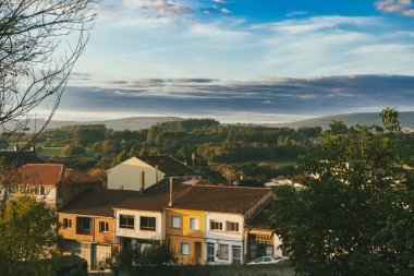 Palas de Rey, İspanya. 7 Kasım 2024: Palas de Rei 'deki binaların ve evlerin mimarisi.