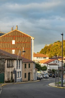 Palas de Rey, İspanya. 7 Kasım 2024: Palas de Rei 'deki binaların ve evlerin mimarisi.