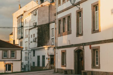 Palas de Rey, İspanya. 7 Kasım 2024: Palas de Rei 'deki binaların ve evlerin mimarisi.