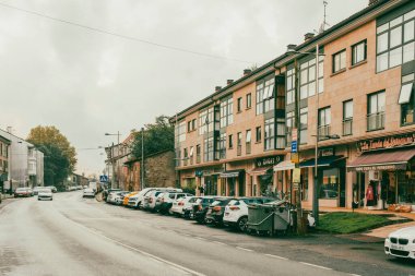 Pedrouzo, Galiçya, İspanya. 8 Kasım 2024: Pedrouzo 'daki evler ve binalar.