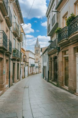 Galiçya, İspanya. 4 Kasım 2024: Sarria 'nın ana caddesi ve mimarisi