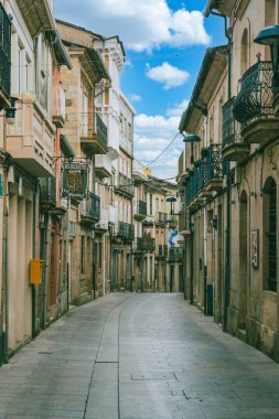 Galiçya, İspanya. 4 Kasım 2024: Sarria 'nın ana caddesi ve mimarisi