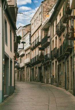 Galiçya, İspanya. 4 Kasım 2024: Sarria 'nın ana caddesi ve mimarisi