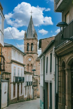 Galiçya, İspanya. 4 Kasım 2024: Sarria 'nın ana caddesi ve mimarisi