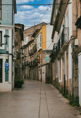 Galiçya, İspanya. 4 Kasım 2024: Sarria 'nın ana caddesi ve mimarisi