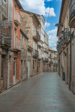 Galiçya, İspanya. 4 Kasım 2024: Sarria 'nın ana caddesi ve mimarisi