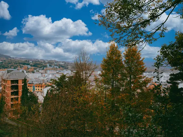 Galiçya, Sarria, İspanya. 4 Kasım 2024: Cezaevi bakış açısında manzara ve panoramik manzara.