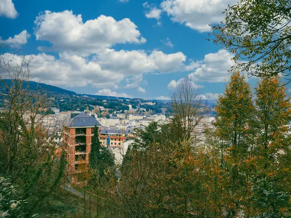 Galiçya, Sarria, İspanya. 4 Kasım 2024: Cezaevi bakış açısında manzara ve panoramik manzara.