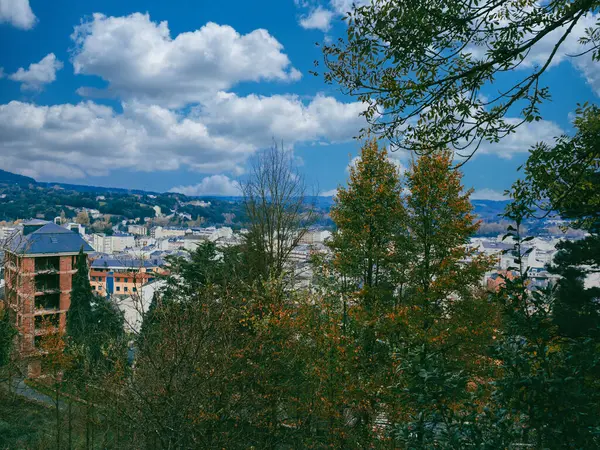 Galiçya, Sarria, İspanya. 4 Kasım 2024: Cezaevi bakış açısında manzara ve panoramik manzara.
