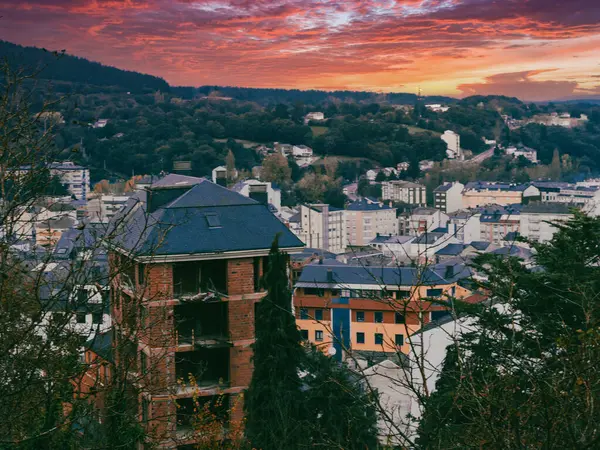 Galiçya, Sarria, İspanya. 4 Kasım 2024: Cezaevi bakış açısında manzara ve panoramik manzara.