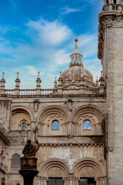 Santiago de Compostela, Galiçya, İspanya. 9 Kasım 2024: Santiago de Compostela Katedrali 'nin içi ve dışı.