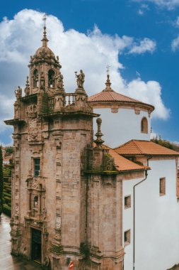 Santiago de Compostela, Galiçya, İspanya. 10 Kasım 2024: San Fructuoso Kilisesi 'nin cephesi ve mimarisi.