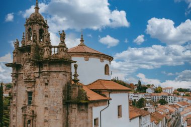 Santiago de Compostela, Galiçya, İspanya. 10 Kasım 2024: San Fructuoso Kilisesi 'nin cephesi ve mimarisi.