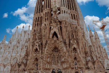 Barselona, İspanya. 31 Ekim 2024: Sagrada Familia 'nın mimarisinin ayrıntılarıyla manzara.