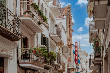Sitges, Barselona, İspanya. 1 Kasım 2024: Sitges 'in mimarisi ve cephesi.