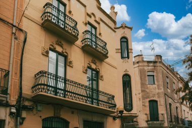 Sitges, Barselona, İspanya. 1 Kasım 2024: Los Americanos mahallesindeki evlerin mimarisi ve cephesi.