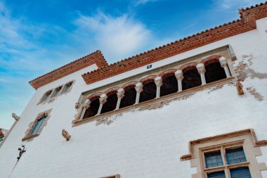 Sitges, Barselona, İspanya. 1 Kasım 2024: Palau de Maricel 'in mimarisi ve cephesi.