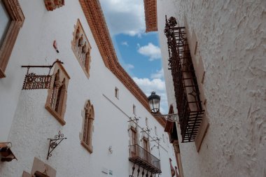 Sitges, Barselona, İspanya. 1 Kasım 2024: Maricel Sarayı Müzesi ve Sakinlik Köşesi, Sitges