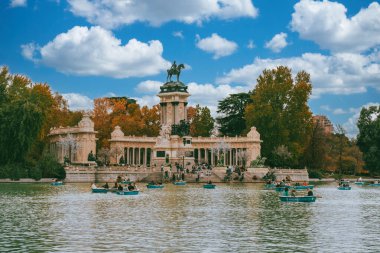 Madrid, İspanya. 16 Kasım 2024: El Retiro Park 'taki büyük gölet ve Kral XII. Alfonso anıtı, Madrid.