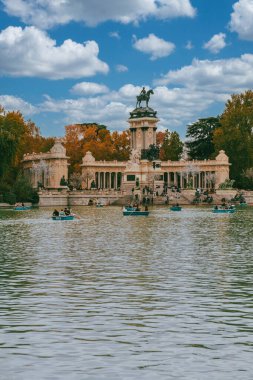 Madrid, İspanya. 16 Kasım 2024: El Retiro Park 'taki büyük gölet ve Kral XII. Alfonso anıtı, Madrid.