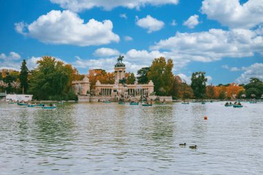 Madrid, İspanya. 16 Kasım 2024: El Retiro Park 'taki büyük gölet ve Kral XII. Alfonso anıtı, Madrid.