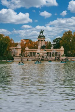 Madrid, İspanya. 16 Kasım 2024: El Retiro Park 'taki büyük gölet ve Kral XII. Alfonso anıtı, Madrid.