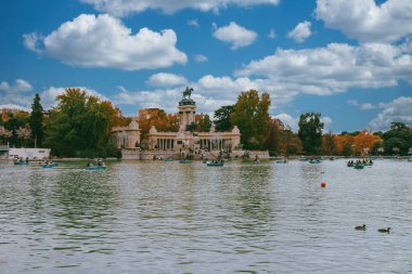 Madrid, İspanya. 16 Kasım 2024: El Retiro Park 'taki büyük gölet ve Kral XII. Alfonso anıtı, Madrid.